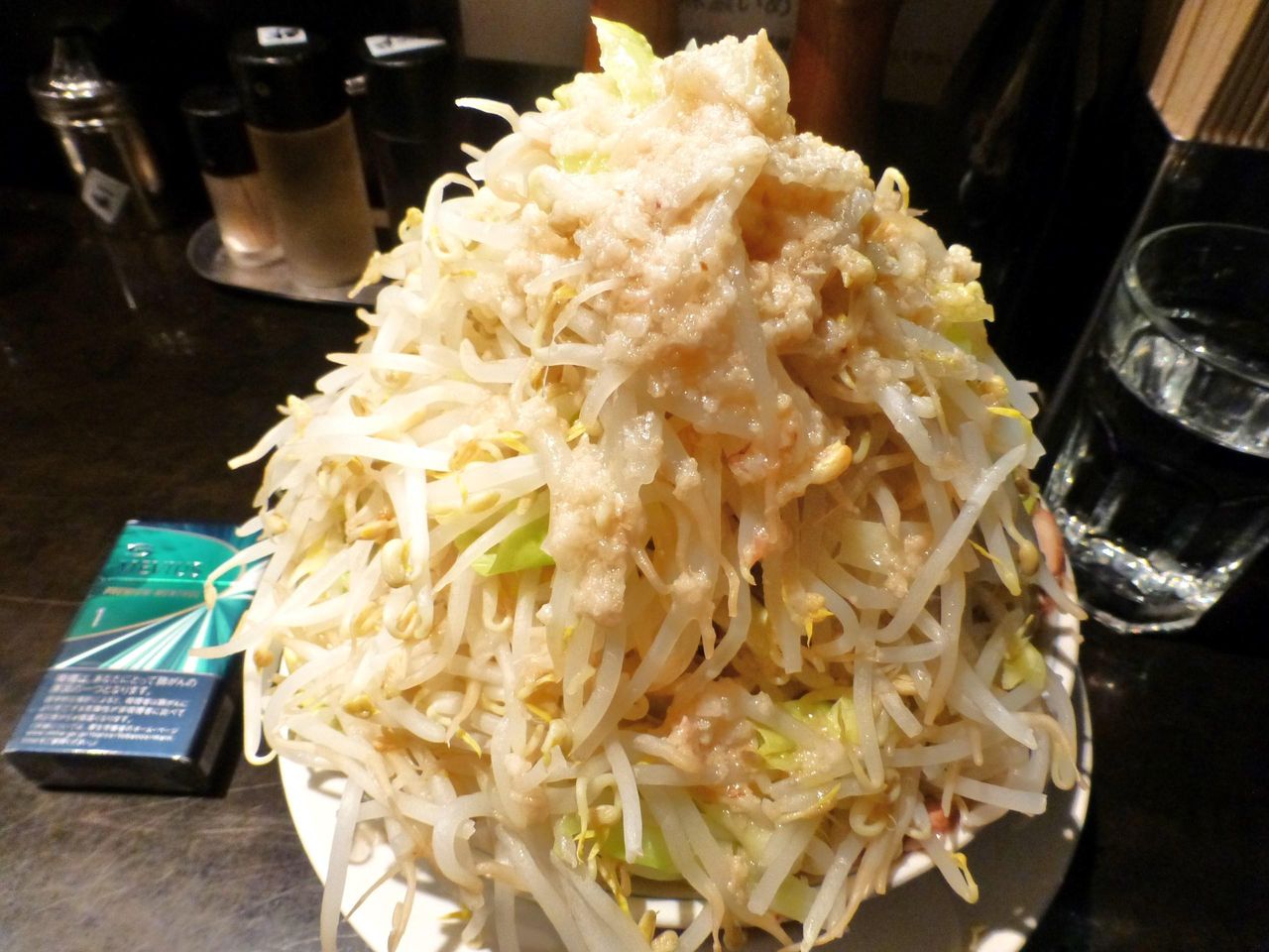 急傾斜に盛り付けられた野菜が、今にも倒壊しそう!
