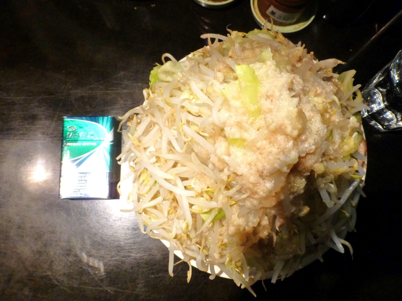 塩らーめんは、直径20センチの丼を使用!