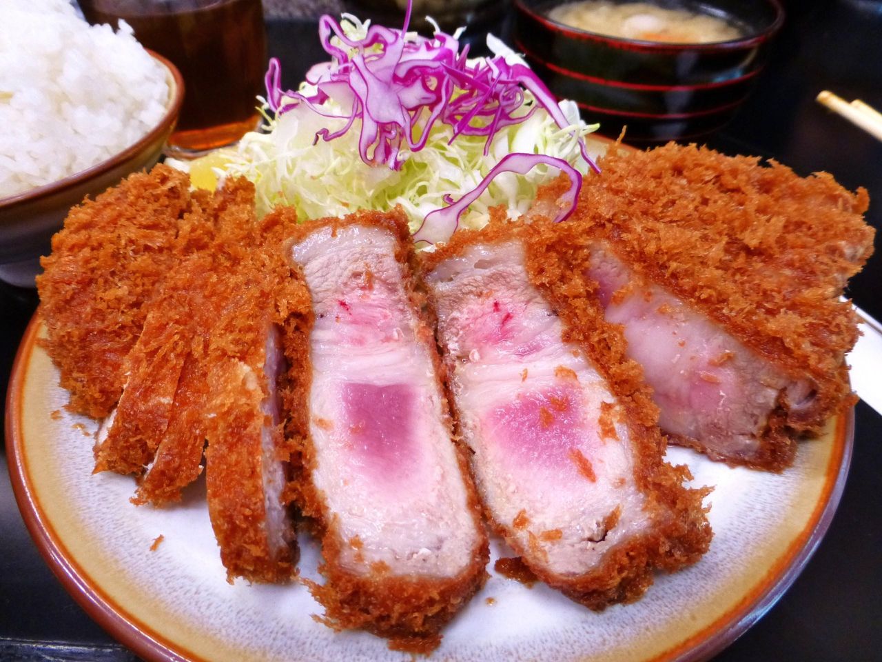 肉は肉汁タップリ!脂身は旨みが溶け出すぞ!