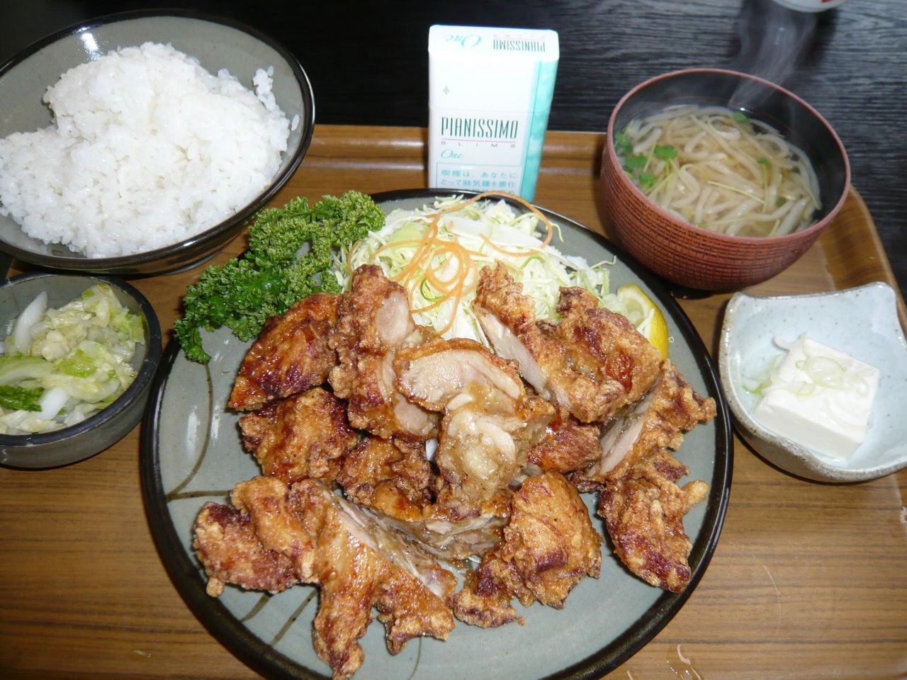 名物の「とりからあげ定食」735円(ライスおかわり無料)