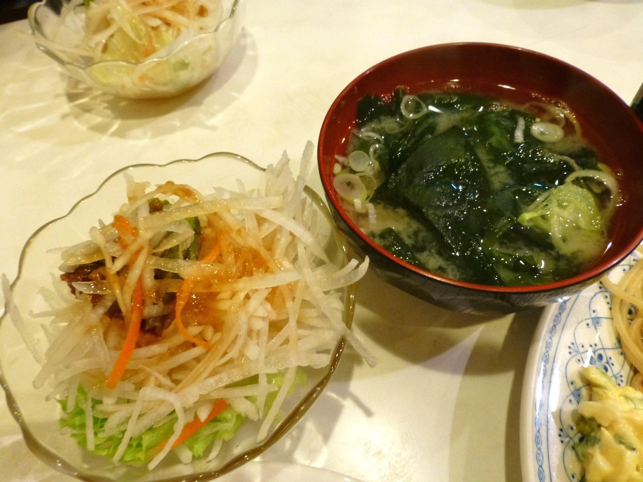 大根サラダ、ワカメのみそ汁も手抜きはありません!