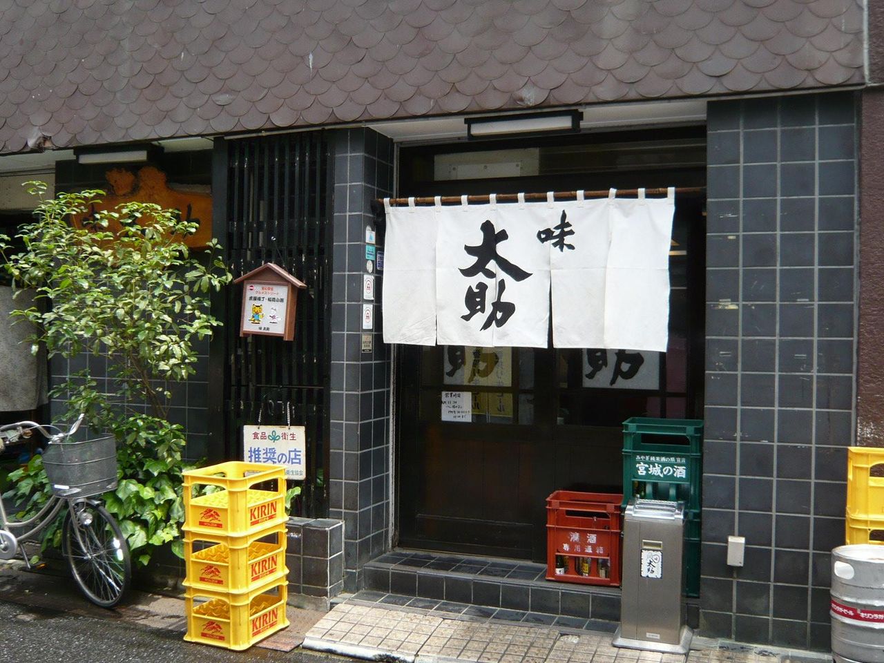 一番乗り・・・と思ったら、店内はすでに満席でした!