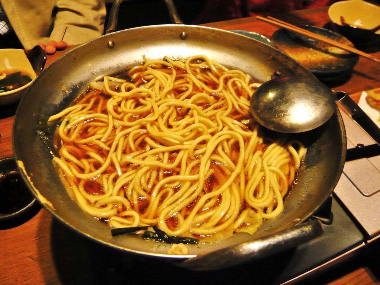 もつ鍋の具材を食べたら、ちゃんぽん麺を投入!