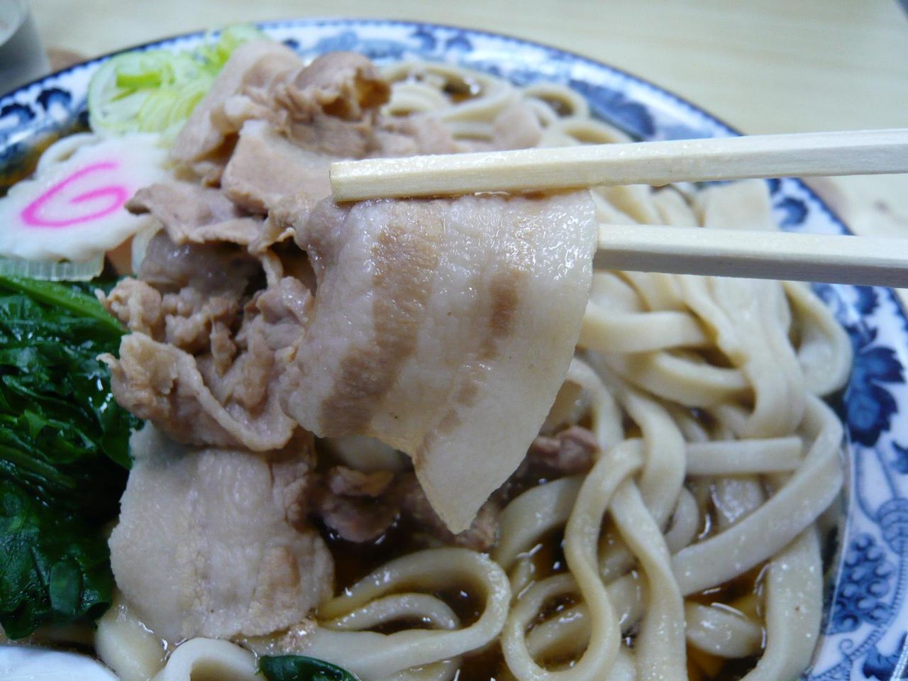 しっとり美味しい豚バラ肉がタップリ!