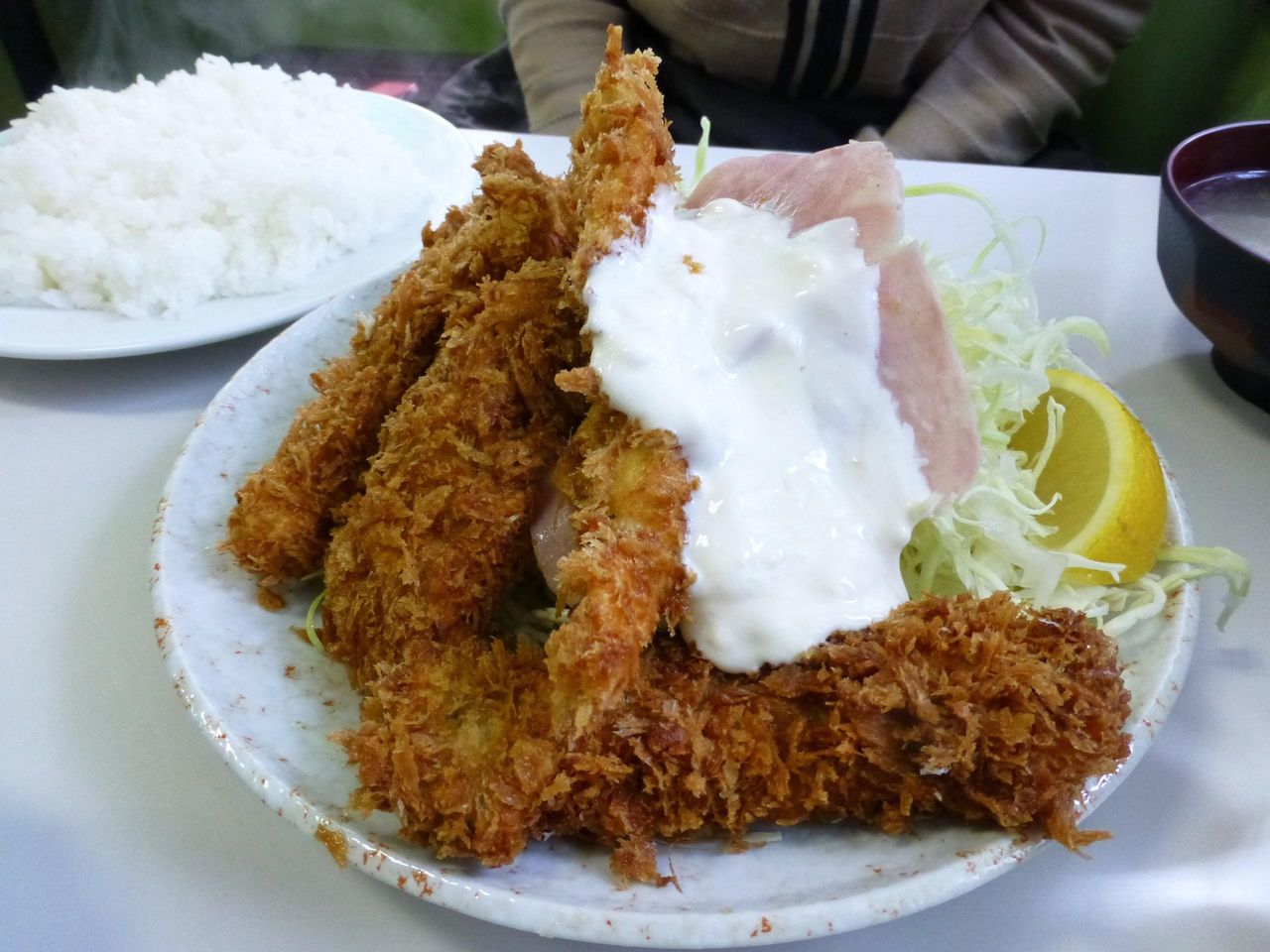 生カキフライ4個も、まさに揚げ物マウンテン状態!