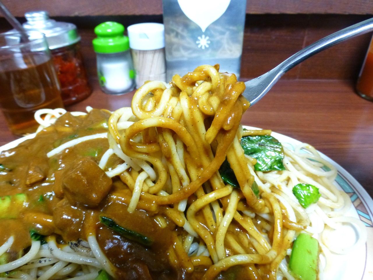 ピリッと辛いカレーを絡めていただきます!
