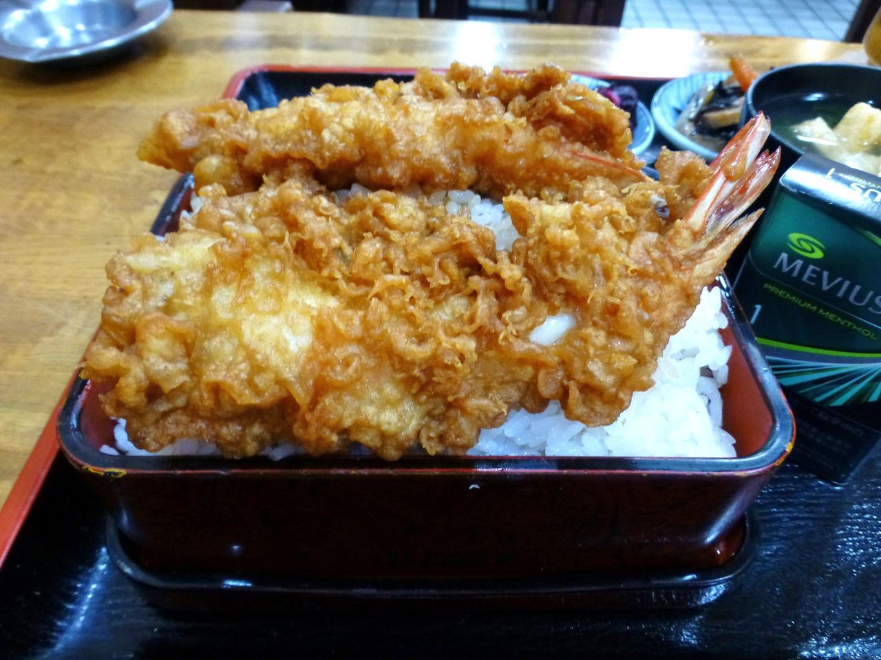 巨大な海老天2尾をのせた、迫力満点の盛り付け!