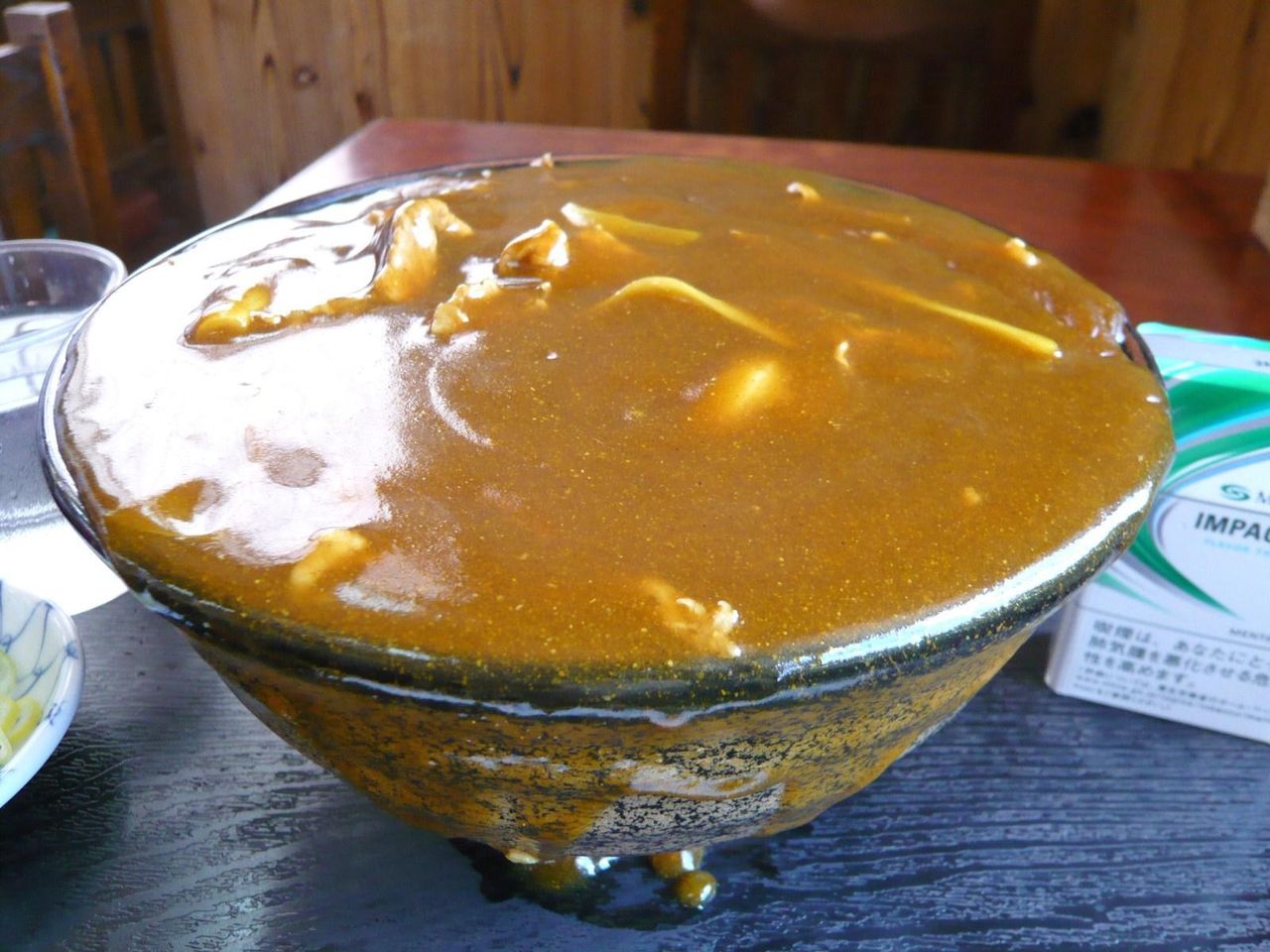 今にもカレーが溢れそうな表面張力状態です!