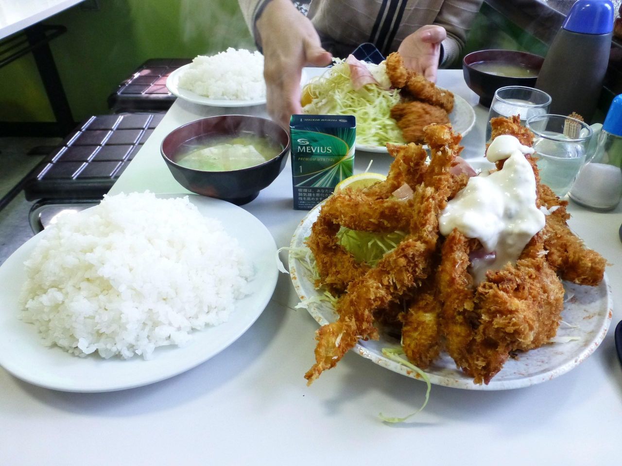 どひゃ〜すごいボリューム!ミックスフライ大盛950円