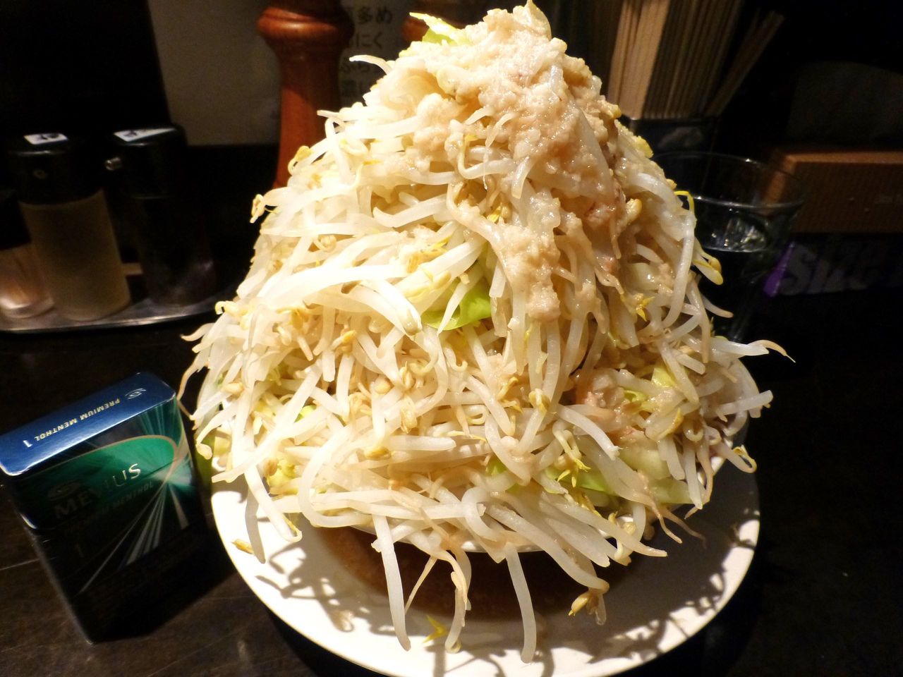 五反田の「らーめん大」で、超高層野菜タワー塩ラーメン!