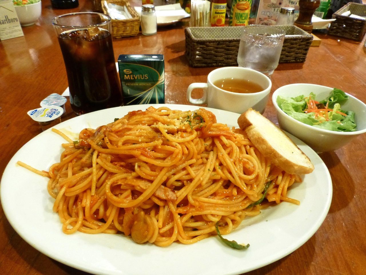 ナポリタン(大盛)920円は、サラダ、スープ、ドリンク付き!