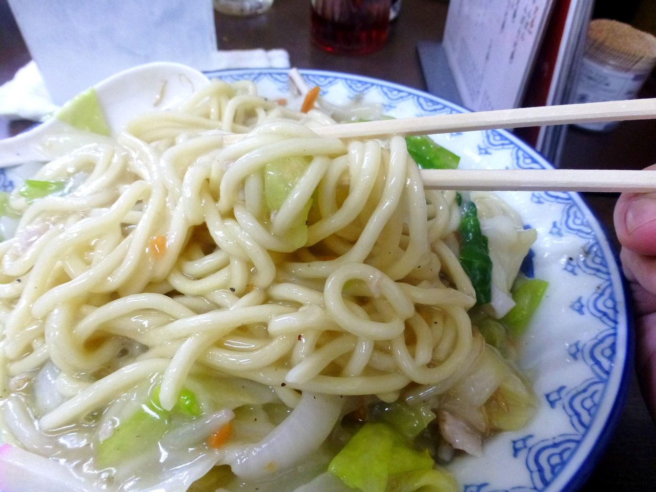 太麺は絡み合っていて、引きずり出すのに苦労します!