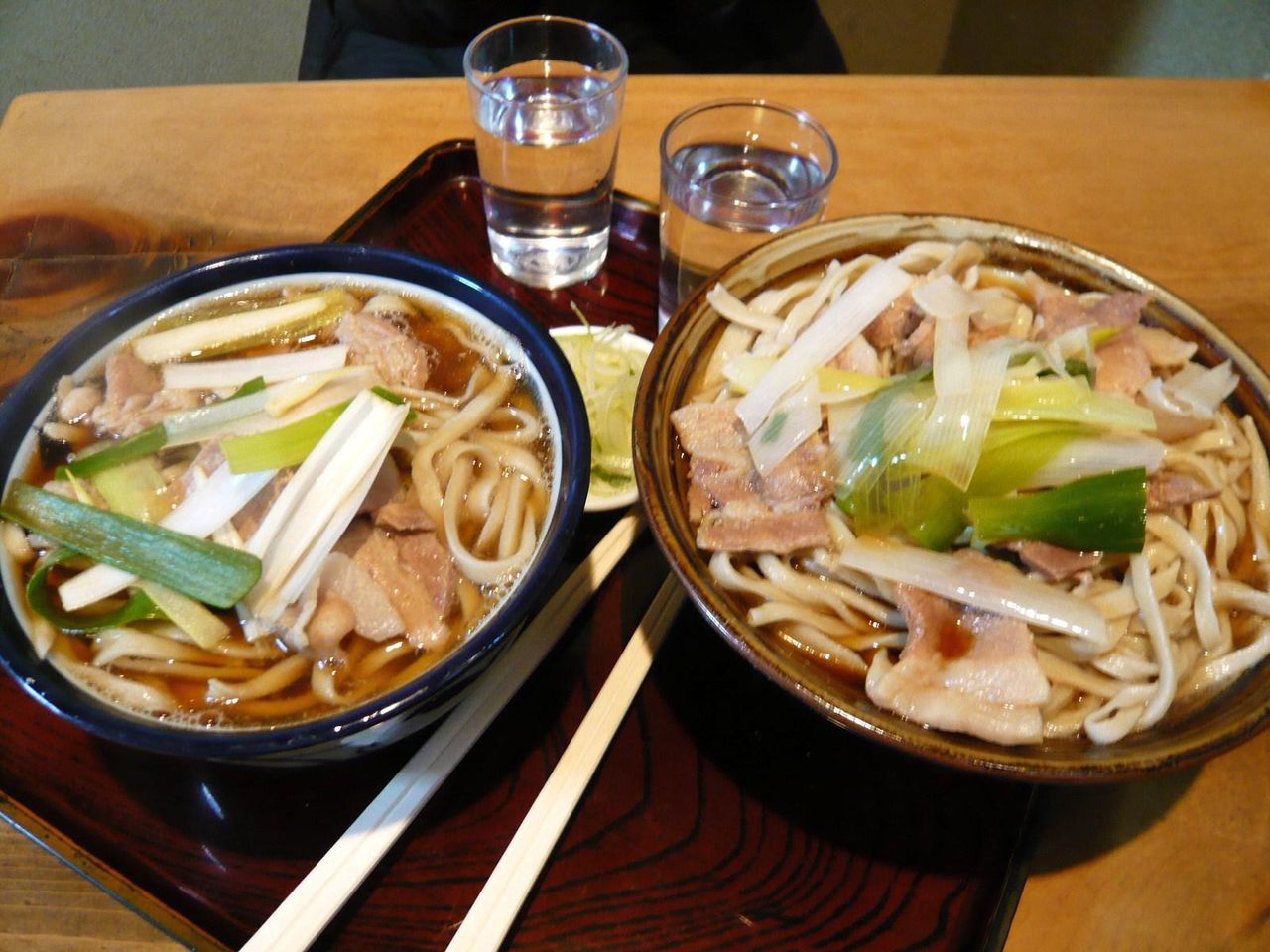 左は肉南蛮そば950円、右は冷や肉大1,000円