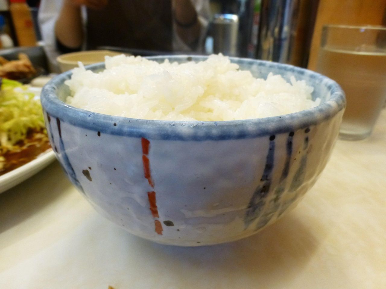 ライスおかわり大盛は、直径13センチのお茶碗で登場!