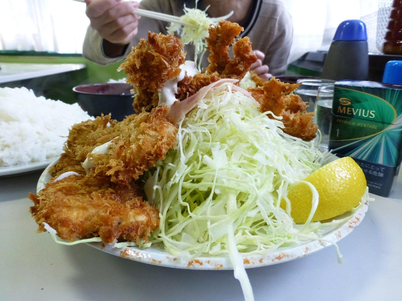 キャベツもドッサリ盛り付けてあります!