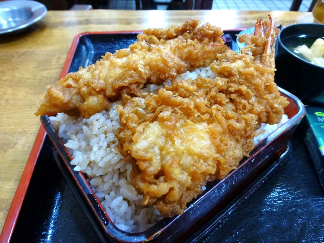巨大な海老天が見るからに美味しそう!