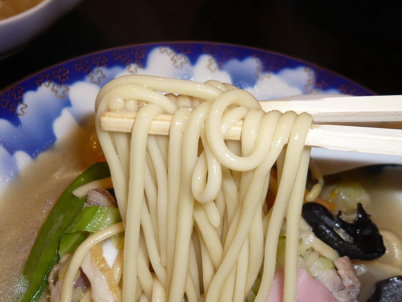 スープの旨味を吸収したツルツルの太麺!