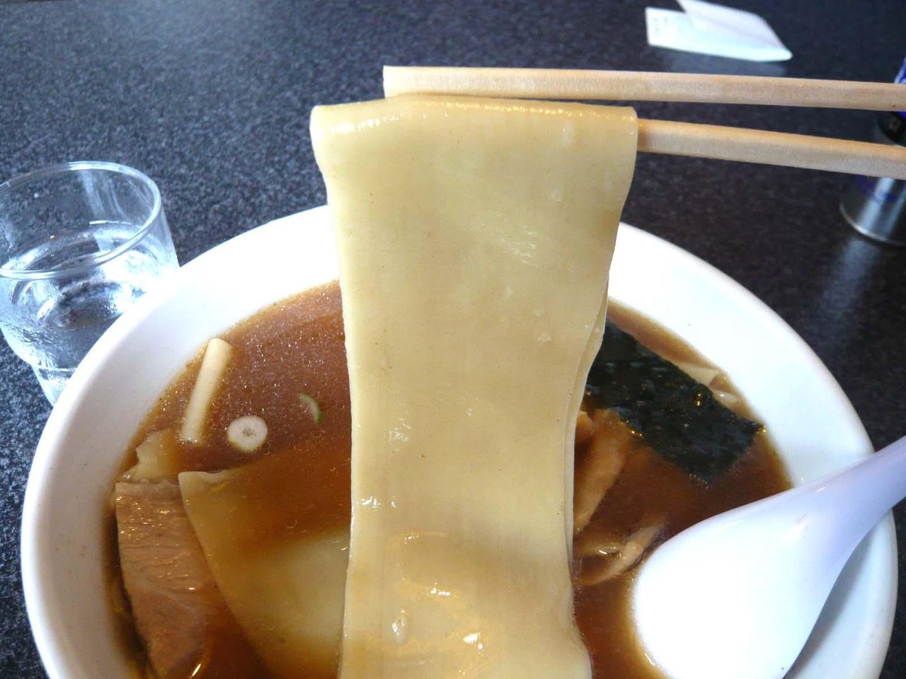 来集軒の川幅ラーメンは、一反木綿のような超幅広麺!