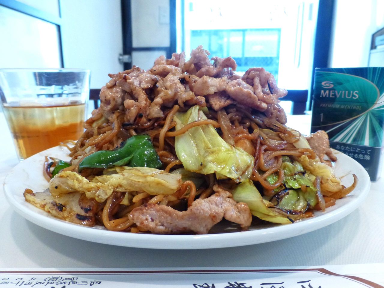 肉ソース焼きそば大盛は、重さ約1キロ!