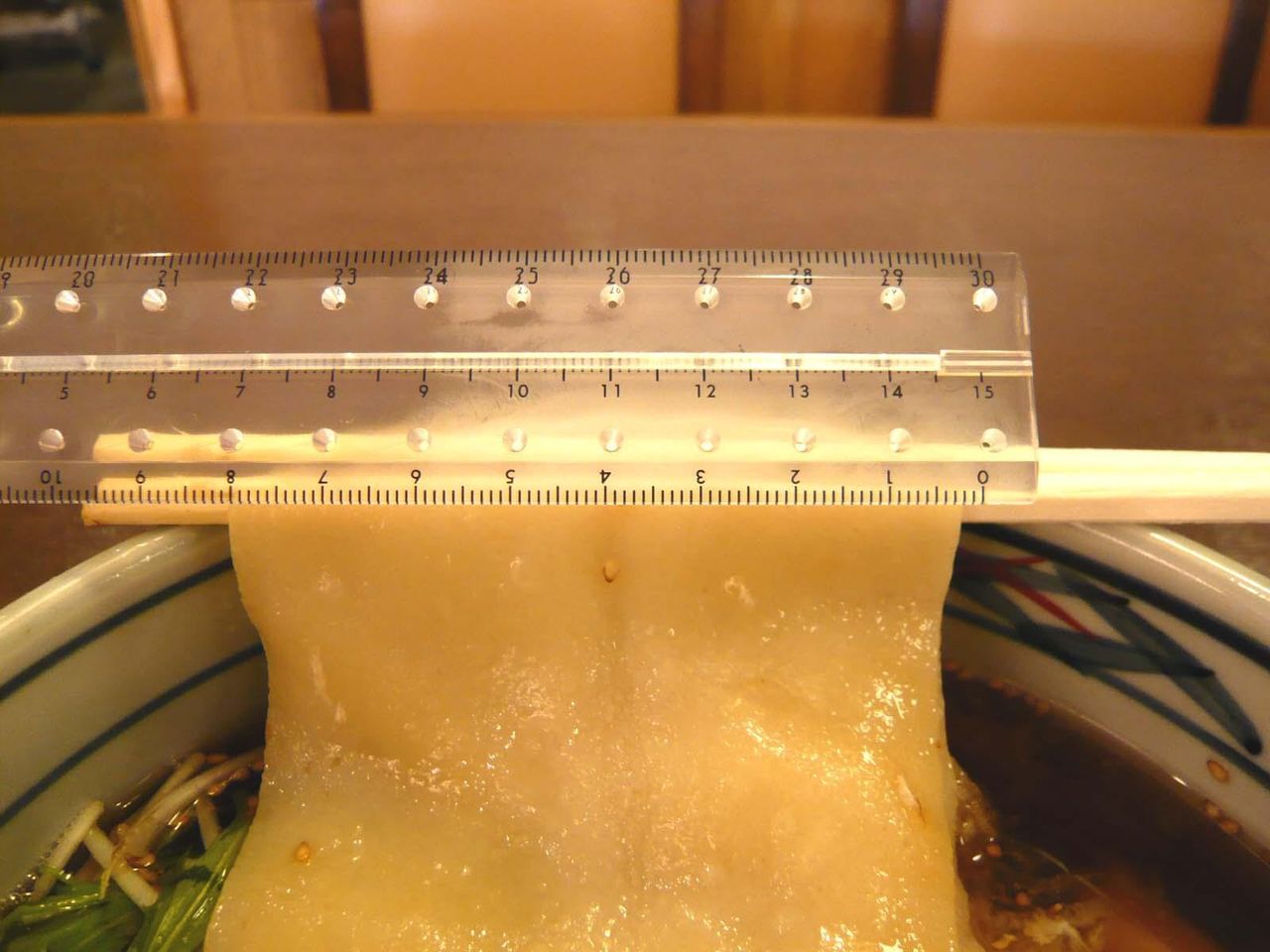 長木屋の川幅うどんは、なんと幅8.5センチ!
