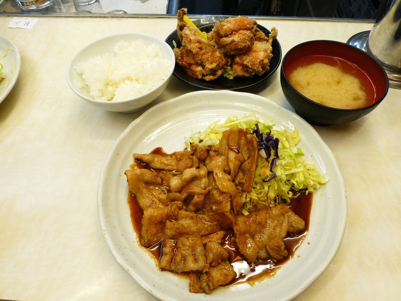 どひゃ〜なんて豪華な定食なんだ!日替りE930円