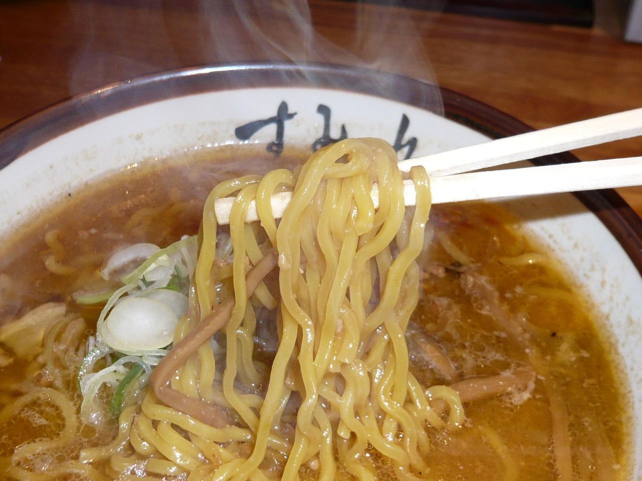 中太麺をはしで持ち上げると、勢いよく湯気が立ち上ります!
