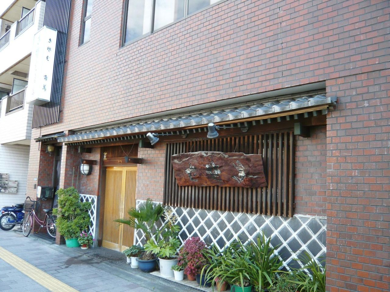 地味で目立たない店構え!