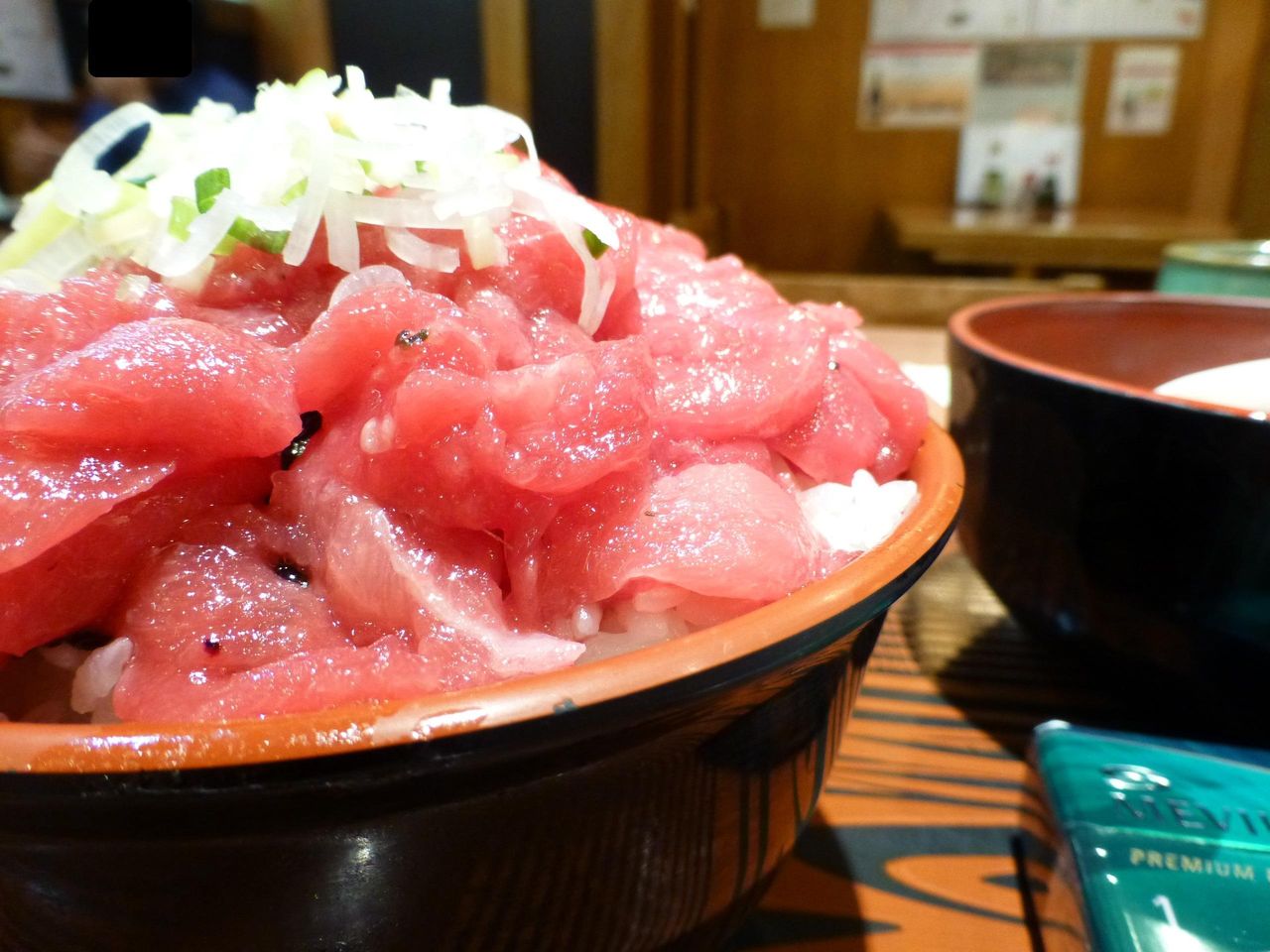 特盛は、丼のフチより高く盛りつけられてます!