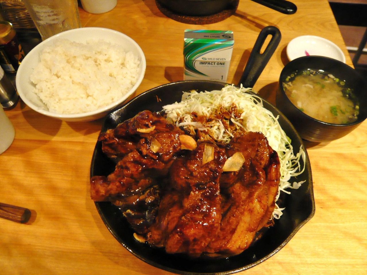 フライパンに盛り付けた、特大トンテキ定食500g2,200円
