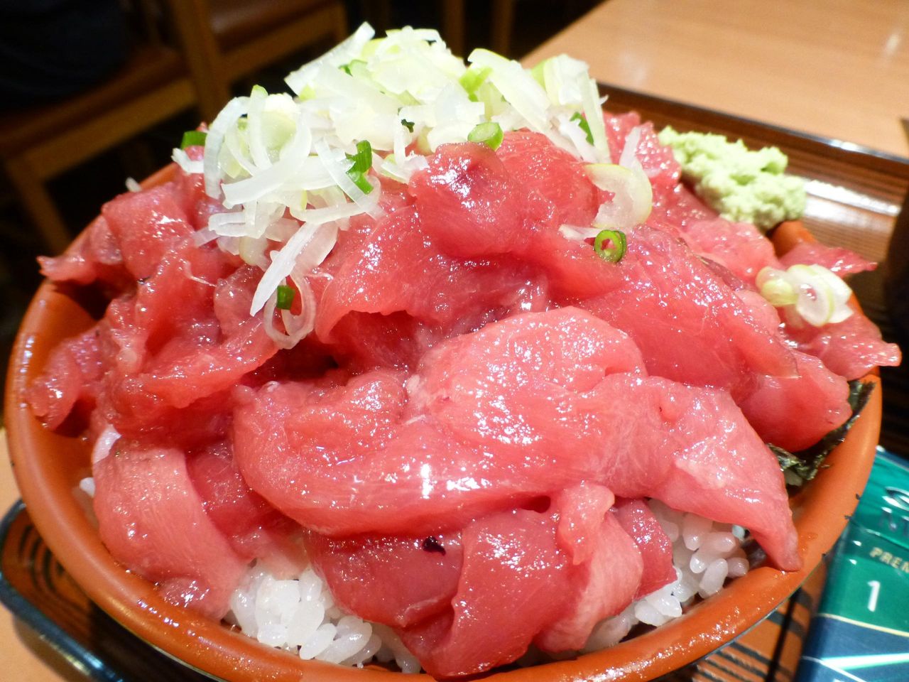 マグロ中落ちがキラキラ輝いて、見るからに美味しそう!