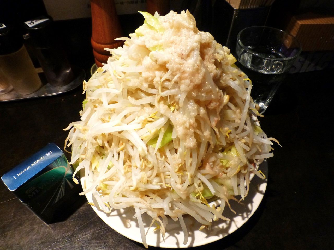 どひゃ〜なんて過激な盛り付けなんだ!塩らーめん680円