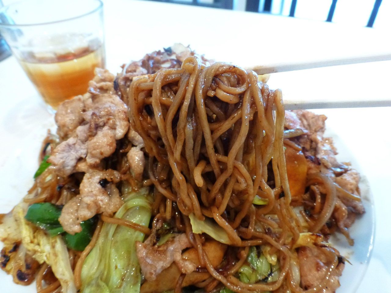 麺が脂でコーティングされて、コッテリ濃厚な味わいです!