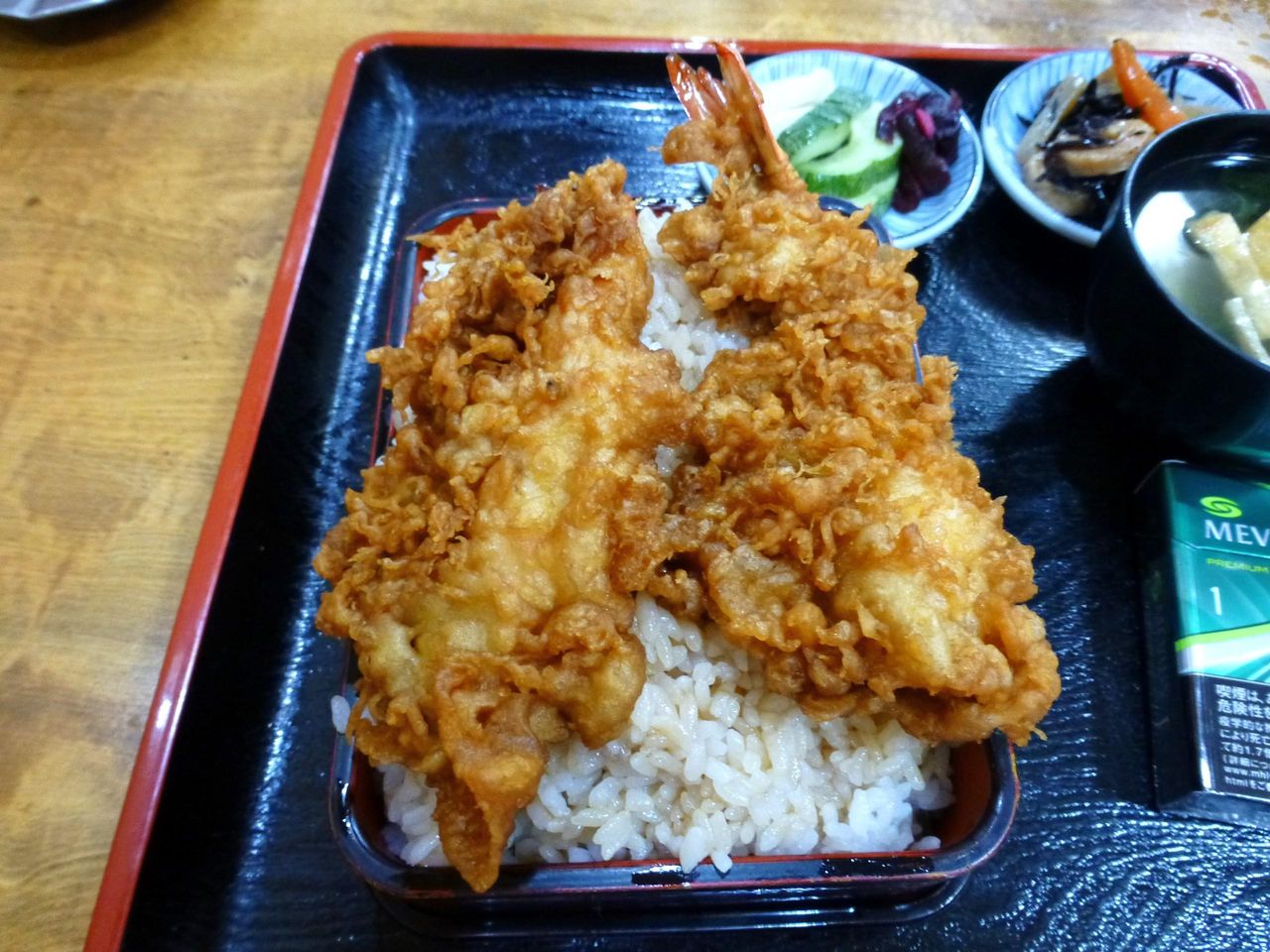 巨大な海老天は、衣はしっとり、海老はプリプリの食感!
