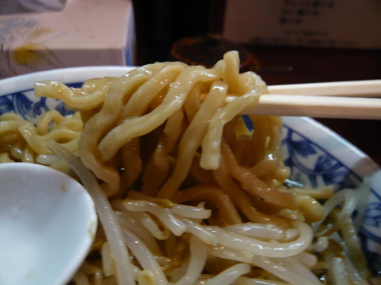 スープの旨味を吸収した太麺