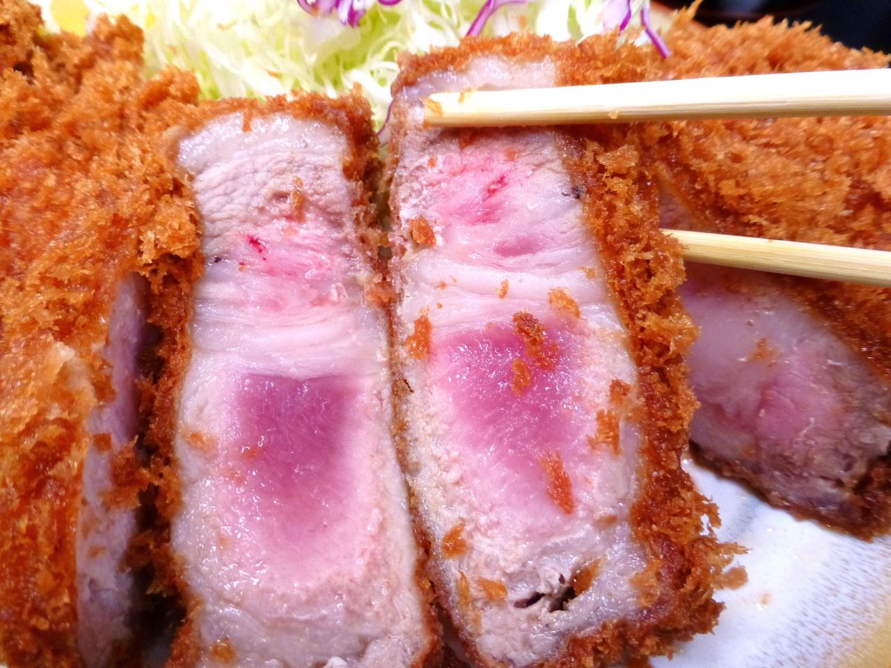 特上ロースは、ほんのり赤みを帯びたレアの半生状態!