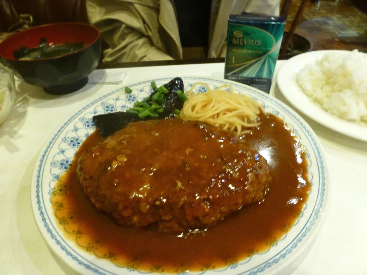ハンバーグステーキ800円もデカ盛りです!