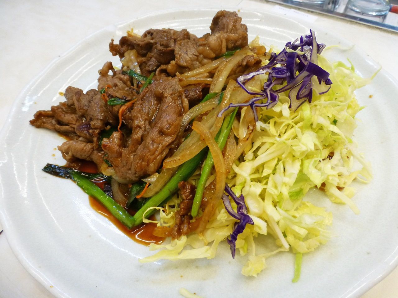 牛焼肉とキャベツ千切りがドッサリ!