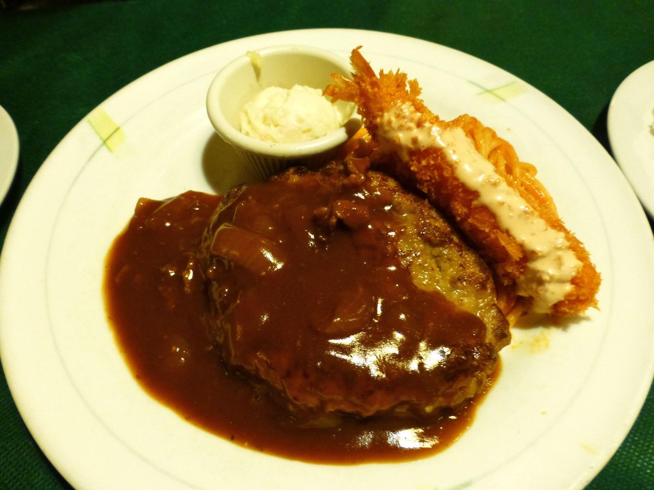 オニオンスープ、サラダ、ドリンクが付いてます!