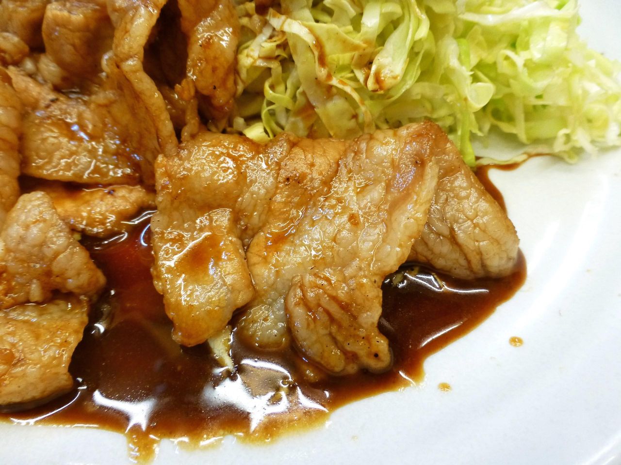 豚バラ生姜焼きは、濃いめの味付けで、ご飯がススム君!