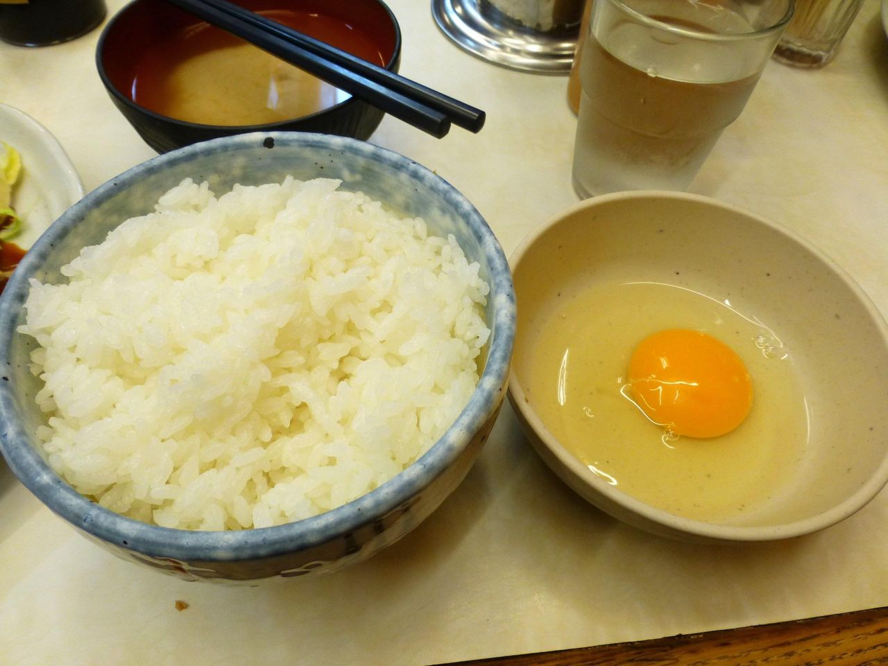 ライスおかわり1杯と生卵1個が無料です!