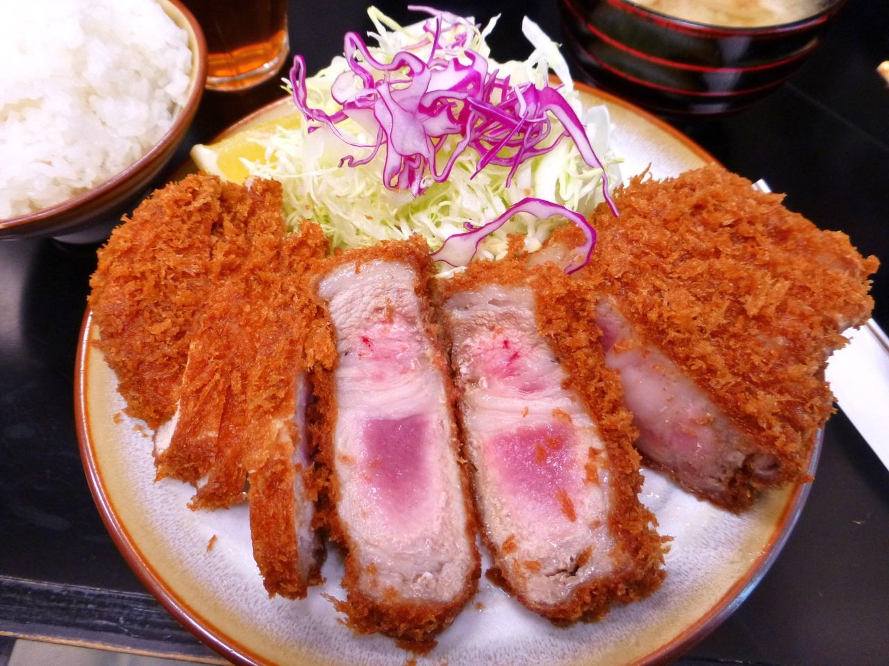 特上ロースの肉厚は、なんと3センチ!