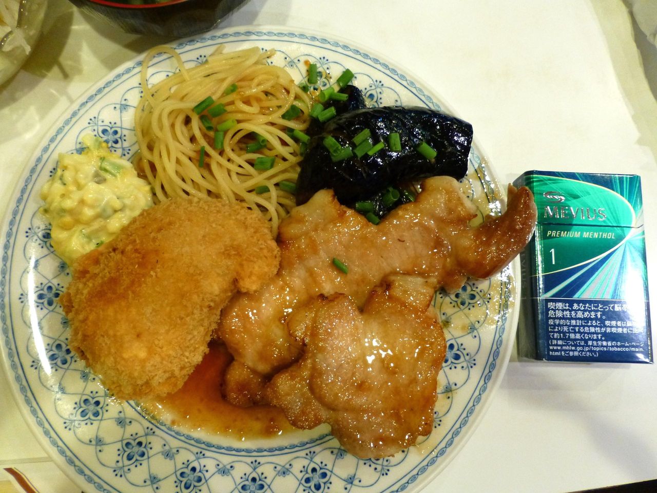 日替りランチは、直径24センチのデカ皿を使用!