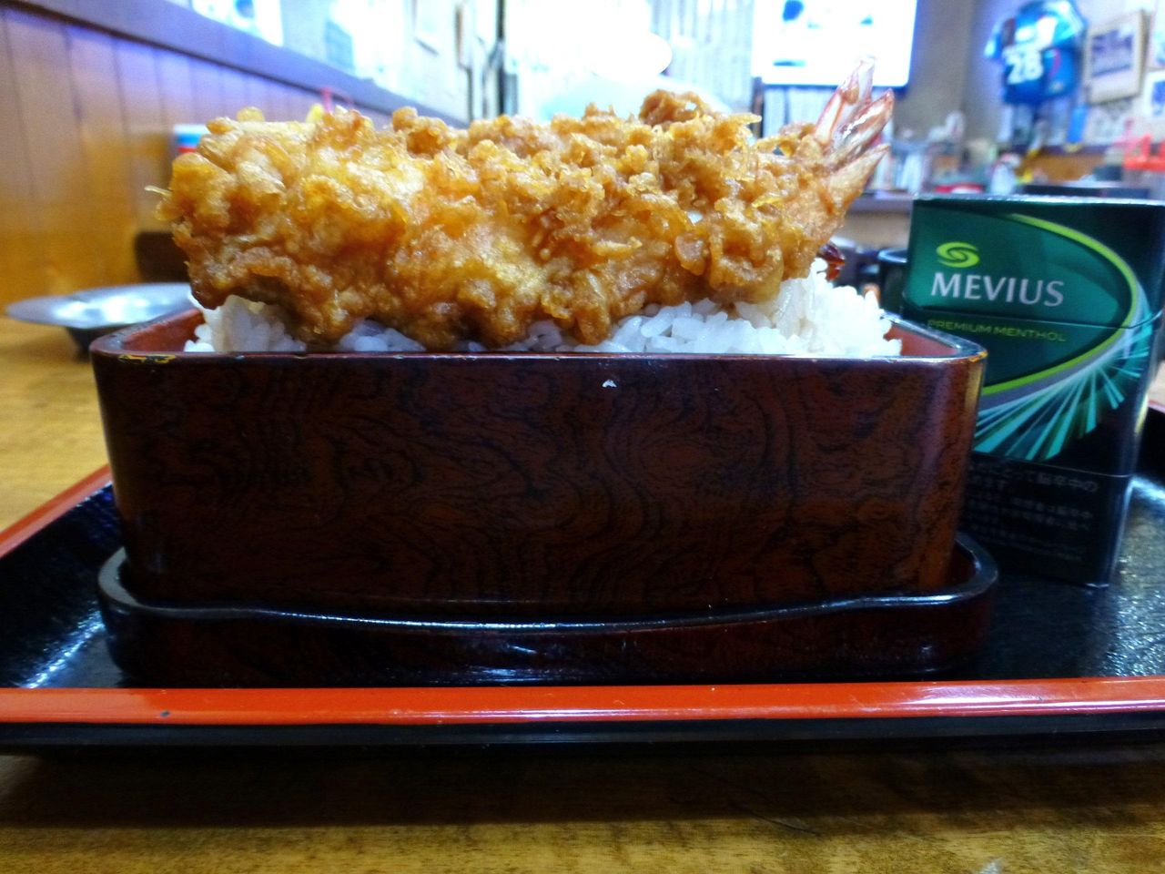 重箱のフチよりご飯を高く盛りつけて、海老天をトッピング!