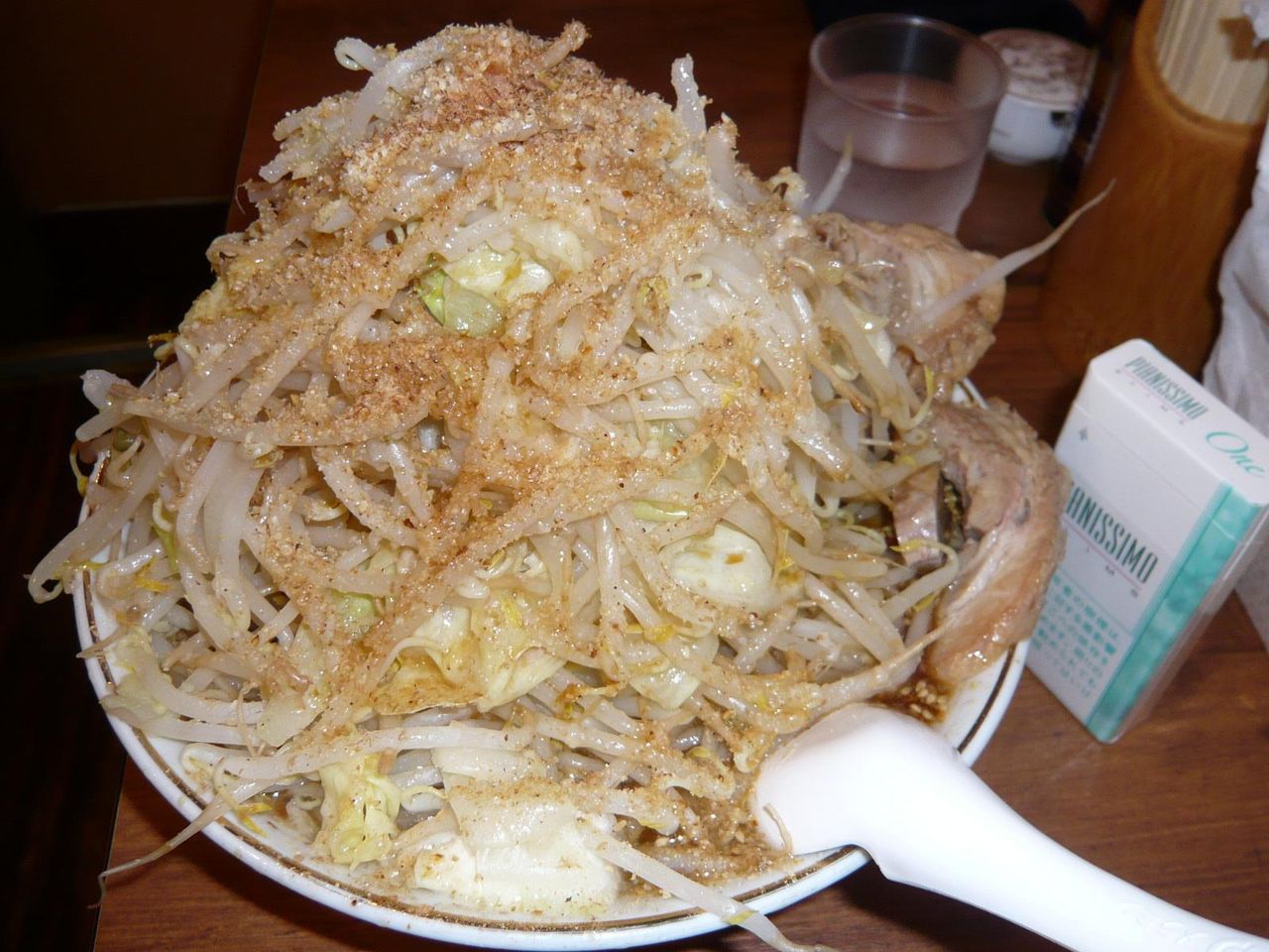 和風らーめんは、これでもかと野菜を盛りつけた上から、カツオ節を振りかけています。