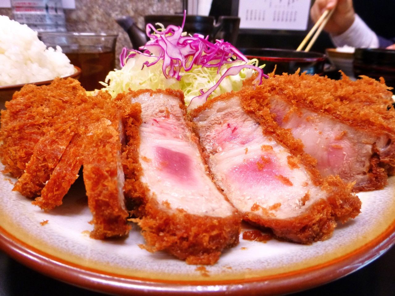 エアーズロックのようなぶ厚いロースカツ!