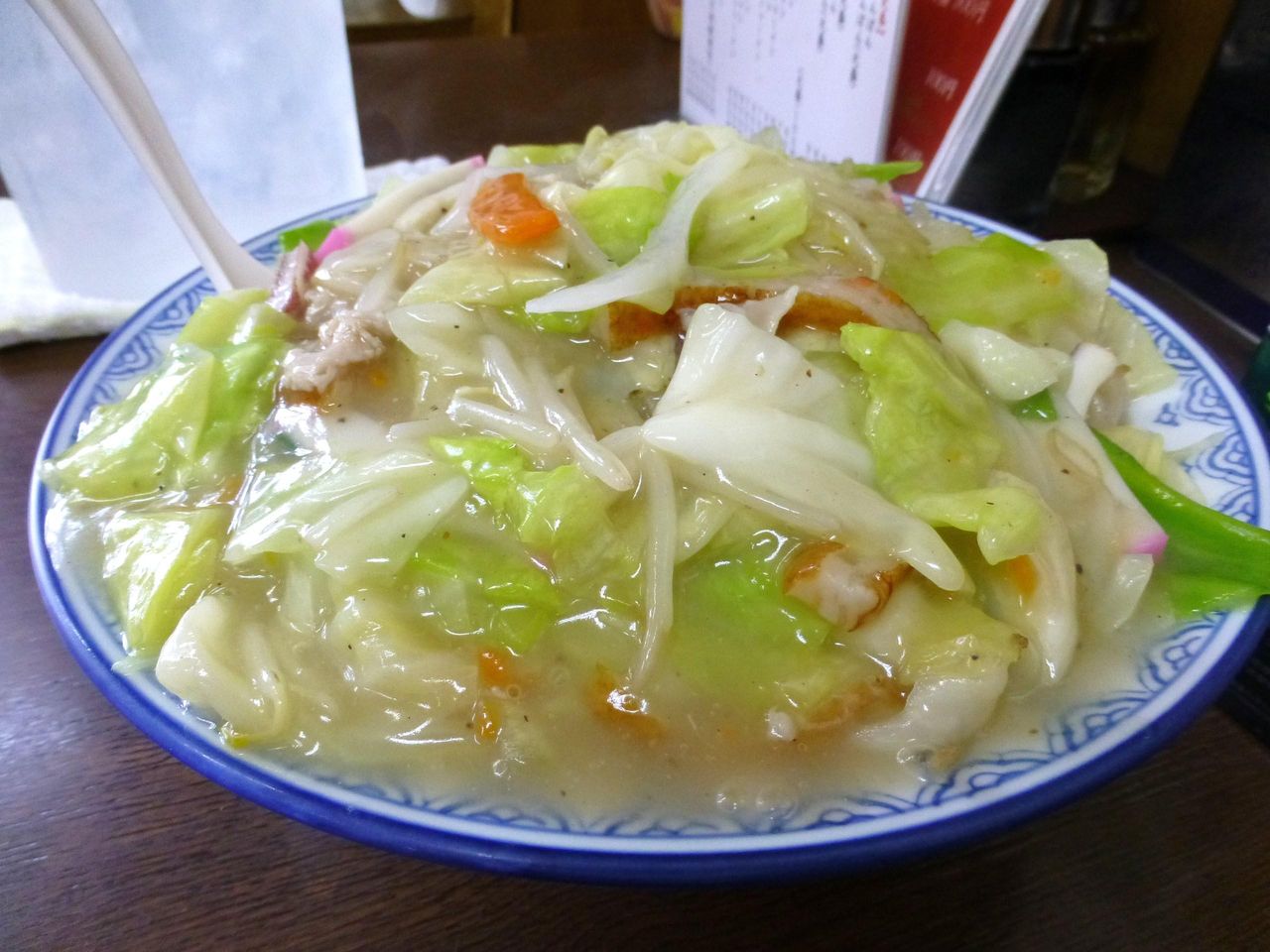 具だくさんの餡をかけ流して、太麺が見えません!