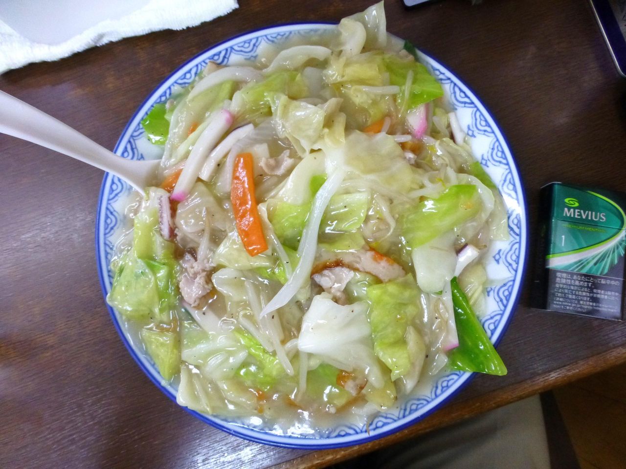 太麺皿うどん大盛は、直径24センチの深皿を使用!