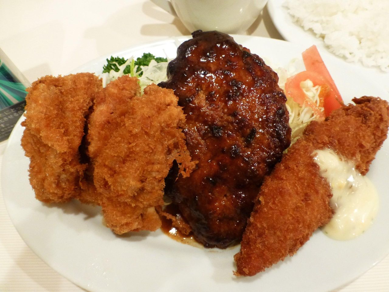 ランチセットは、チキンカツ、白身魚フライ、ハンバーグ!