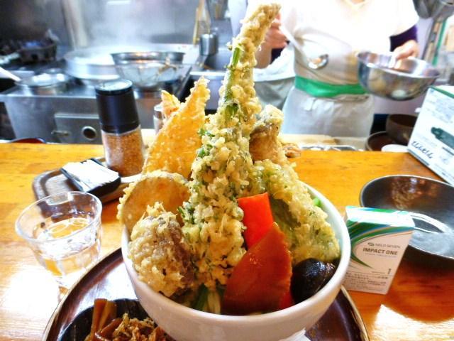 こんなに立体的な天ぷらうどんは、見たことないぞ!