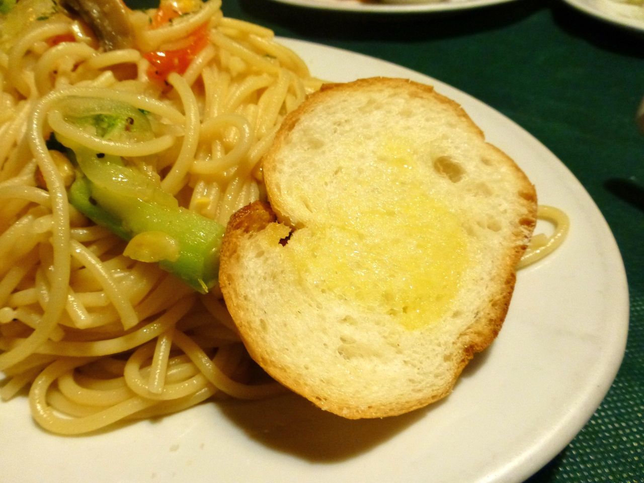 なぜかフランスパンも添えてあります!